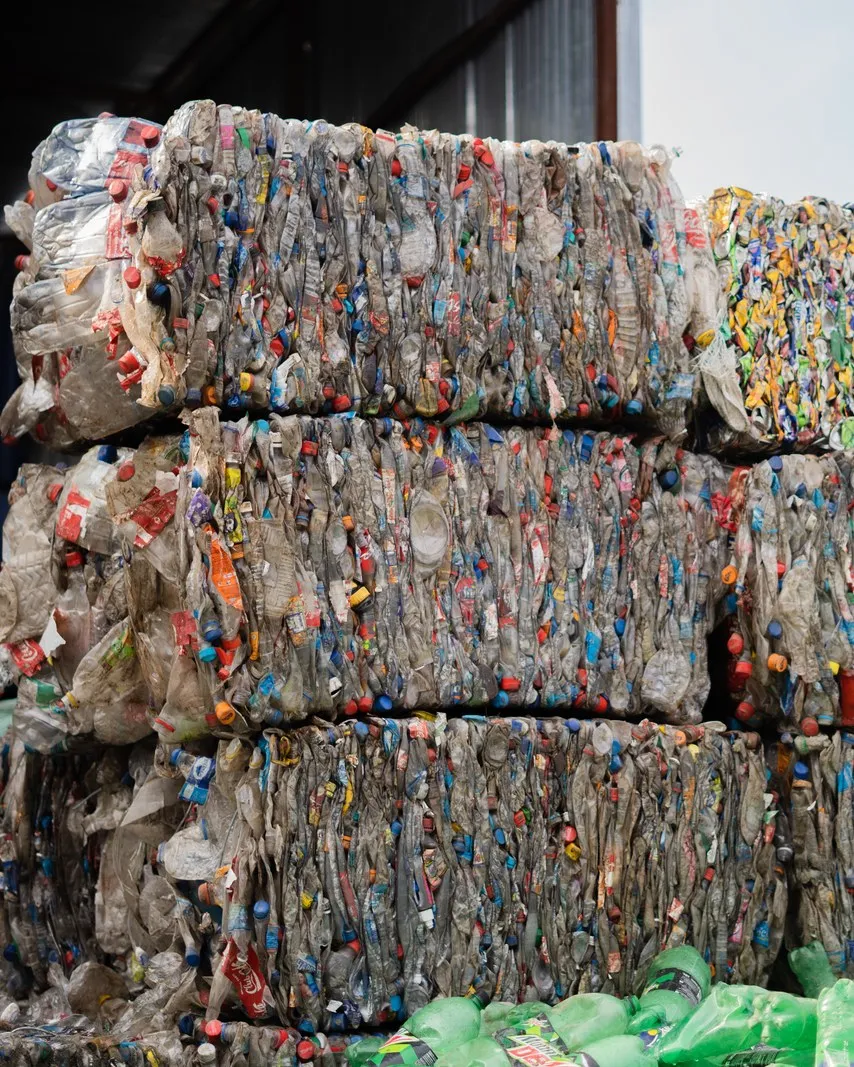 Pacas de botellas plásticas compactadas listas para reciclaje